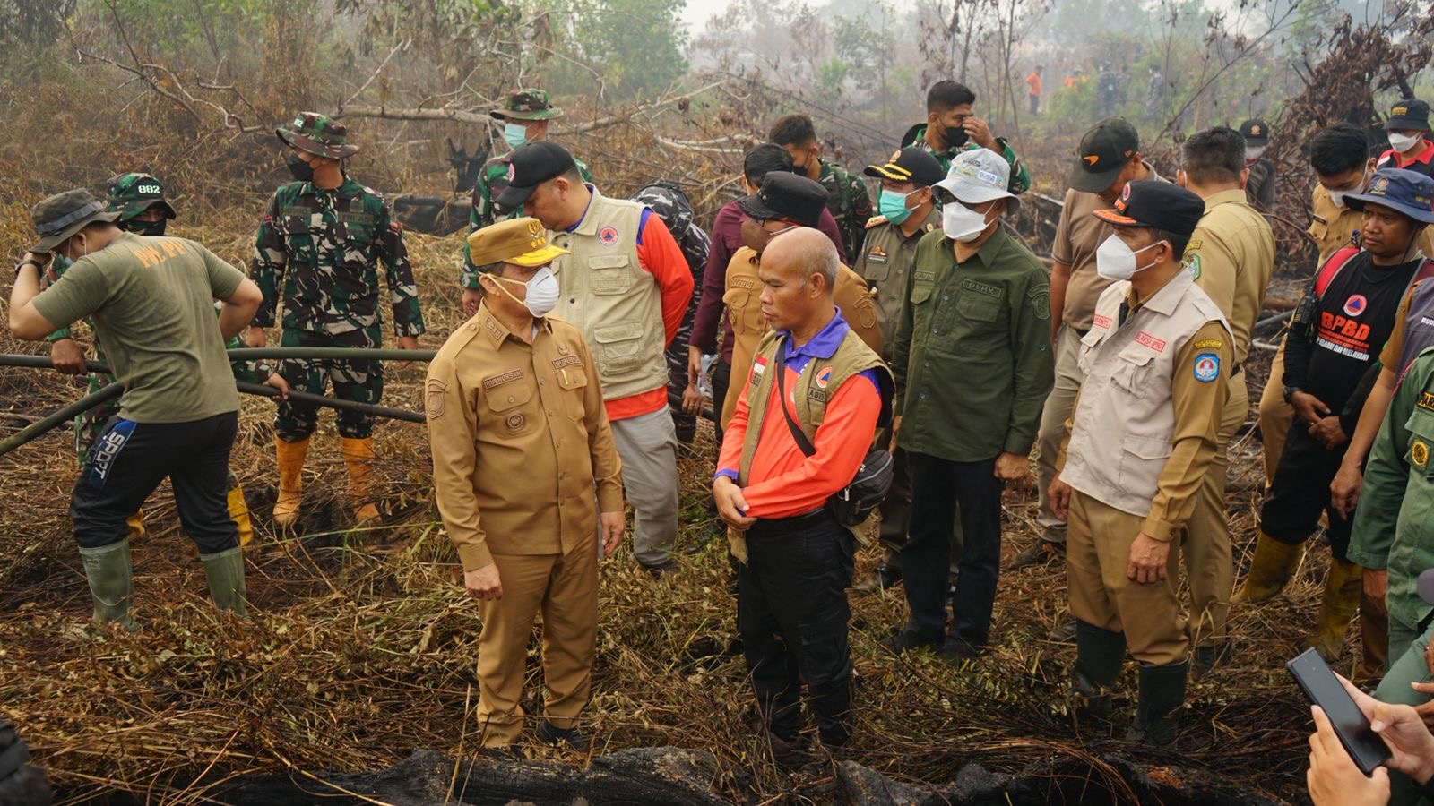 Gubernur Kalimantan Barat Ria Norsan berbincang dengan petugas BNPB terkait kondisi karhutla yang terjadi di Kubu Raya, Selasa (1/9/2026). Norsan mengimbau masyarakat dan perusahaan untuk tidak membuka lahan dengan cara membakar selama musim kemarau. Foto: Istimewa