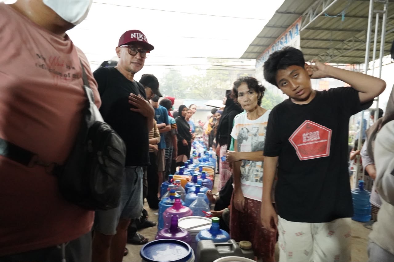 Warga Desa Rengas Kapuas mengantre untuk mendapatkan air bersih bantuan dari Pemprov Kalbar, Selasa (15/9/2026). Bantuan disalurkan setelah sebelumnya warga mengeluhkan susah mendapatkan air bersih saat kemarau. Foto: Istimewa