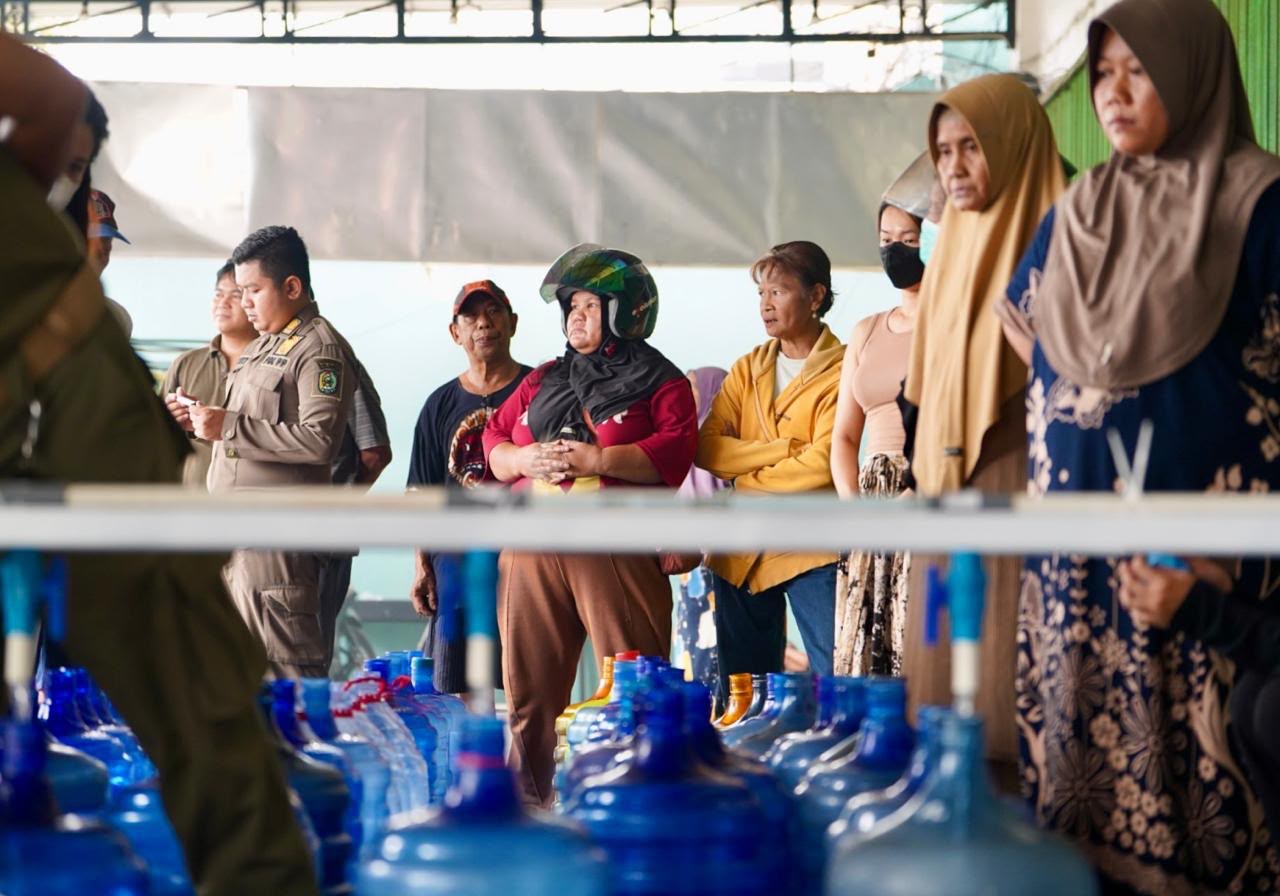 Warga Jalan Pangeran Natakusuma, Kota Pontianak mengantre untuk mendapatkan air bersih bantuan Pemprov Kalbar, Senin (14/9/2026). Foto: Istimewa