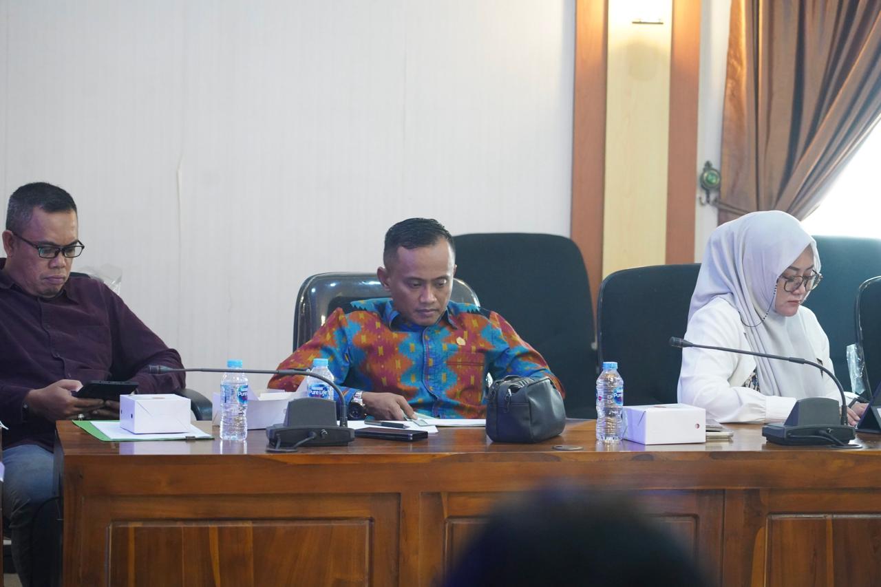 Anggota DPRD Kalbar yang juga Wakil Ketua DPD Partai Hanura, Suib (tengah) mengikuti Rapat Dengar Pendapat Umum (RDPU) Pimpinan dan Komisi-Komisi DPRD Kalbar bersama pihak terkait, termasuk kalangan jurnalis, Senin (14/9/2026). Foto: Istimewa