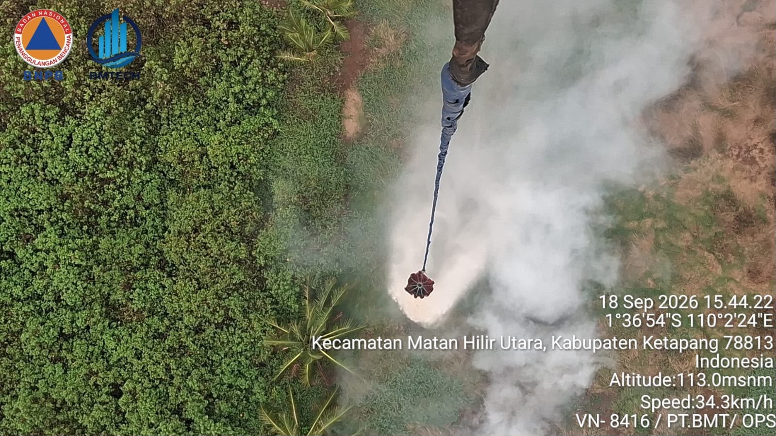 Water bombing memadamkan karhutla di Kabupaten Kayong Utara. Pemprov Kalbar kembali mengirimkan water bombing untuk mengatasi karhutla di wilayah tersebut. Istimewa