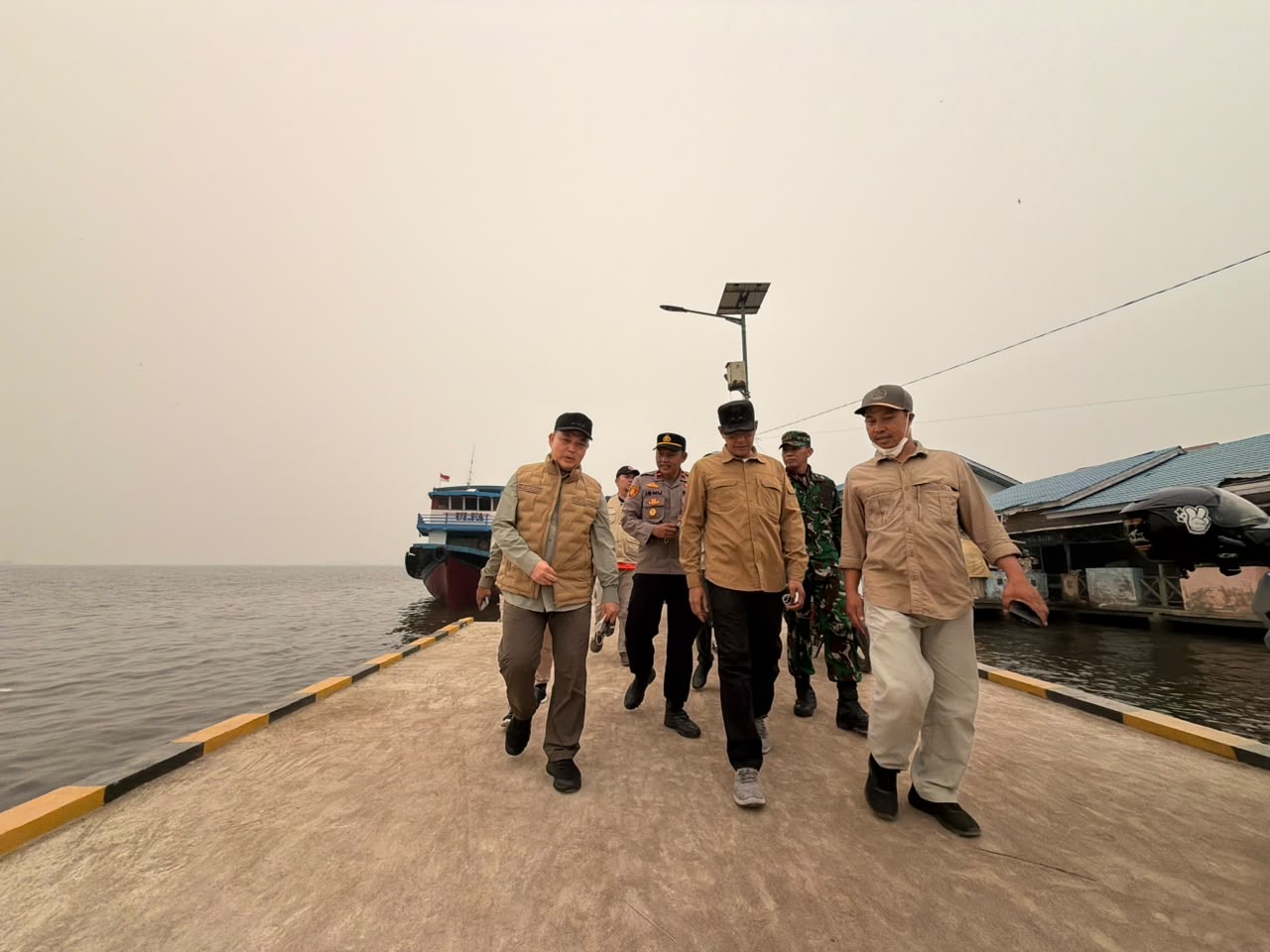 Gubernur Kalbar, Ria Norsan tiba di Layong Utara untuk memantau penanganan karhutla di kawasan Bukit Peramas, Minggu (20/9/2026). Foto: Istimewa