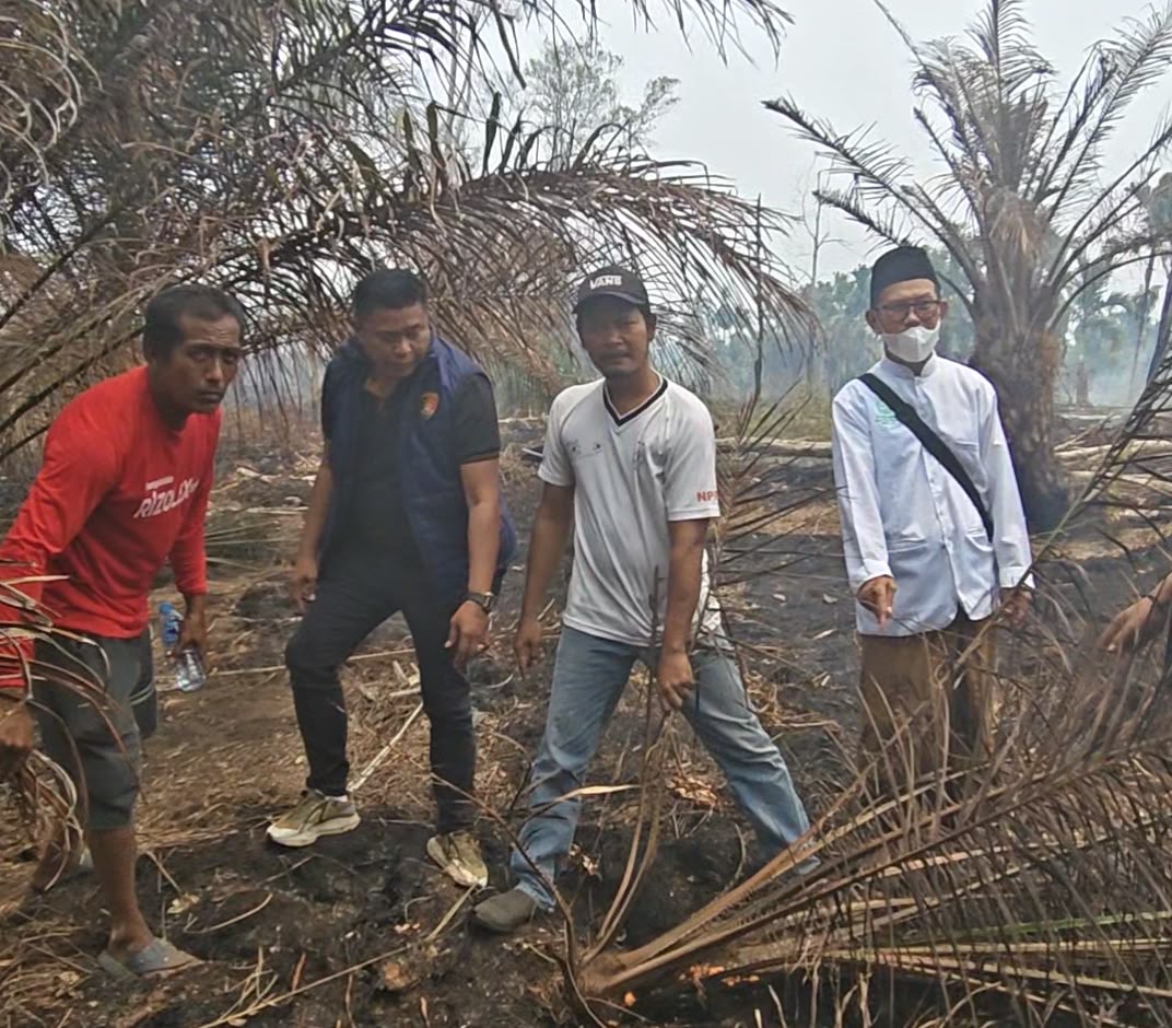 Warga menunjukan lahan yang terbakar di wilayah Sekunder C Dusun Suka Damai Desa Rasau Jaya Tiga. Warga membantah kebakaran lahan yang terjadi di wilayah tersebut dikaitkan dengan keberadaan bibit sawit di wilayah tersebut. Foto: Istimewa