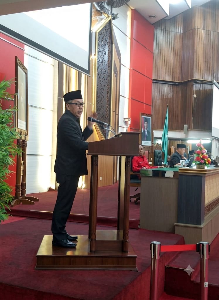 Anggota DPRD Kalbar dari Fraksi PKB, Mulyadi Tawik membacakan tanggapan fraksi dalam Sidang Paripurna DPRD Kalbar, Jumat (11/9/2026). Foto: Istimewa