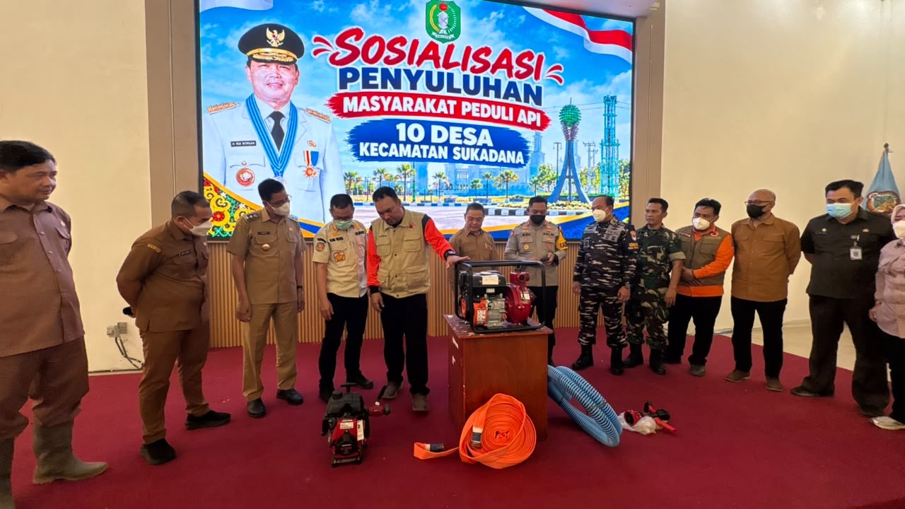 Gubernur Kalbar, Ria Norsan saat acara simbolis penyerahan bantuan peralatan pemadam kebakaran MPA di Kecamatan Sukadana, Kabupaten Kayong Utara, Senin (21/9/2026). Foto: Istimewa