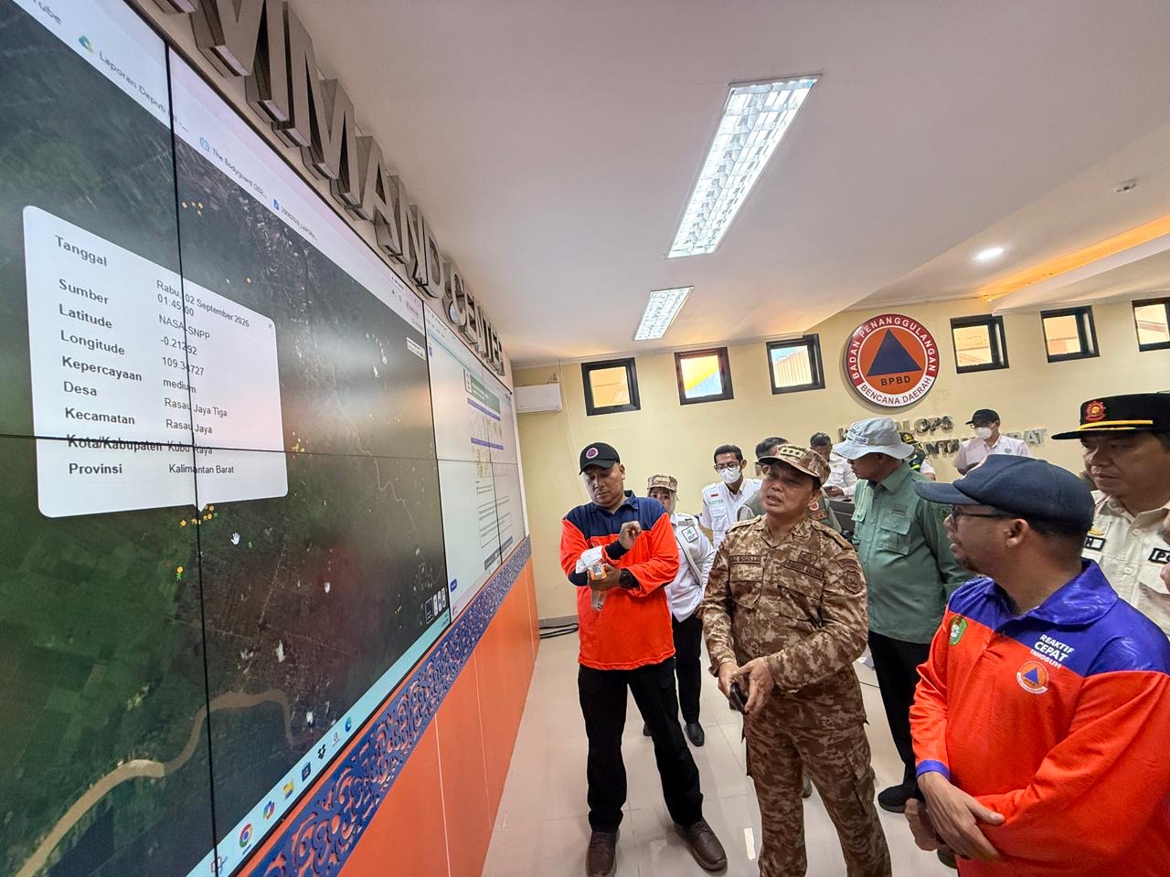 Gubernur Kalimantan Barat Ria Norsan saat memantau titik api di ruang BPBD Kalbar. Foto: Istimewa