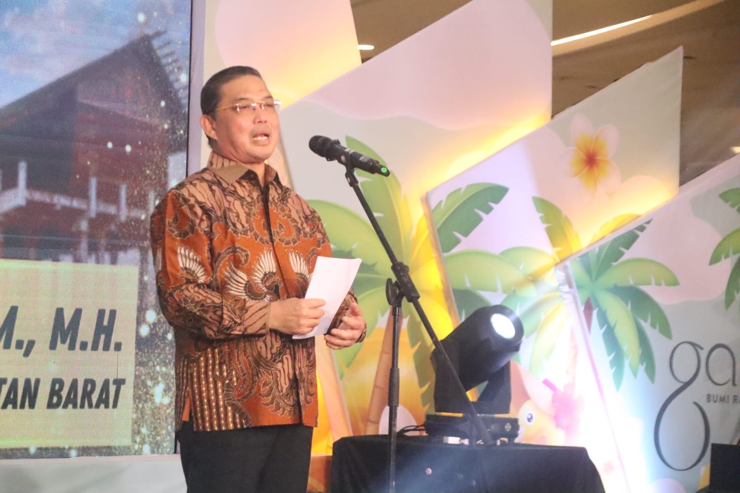 Gubernur Kalbar Ria Norsan menyampaikan sambutan saat peluncuran logo dan maskot Porprov XIV yang dihadiri Gubernur Kalbar Ria Norsan di Atrium Gaia Bumi Raya City Mall, Sabtu malam (5/9/2026). Foto: Istimewa