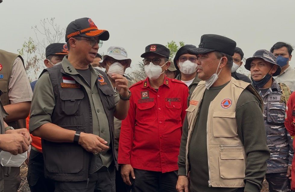 Gubernur Kalimantan Barat Ria Norsan berdiskusi dengan Kepala BNPB Suharyanto saat meninjau karhutla di Dusun Sukadamai, Desa Rasau Jaya Tiga, Kecamatan Rasau Jaya, Kabupaten Kubu Raya, Sabtu (5/9/2026). Foto: Istimewa