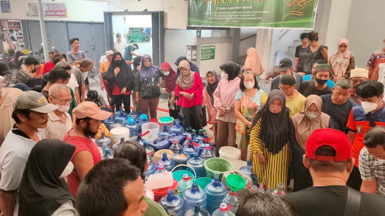 Warga Pontianak mengantre untuk mendapatkan air bersih bantuan dari Pemprov Kalbar, Minggu (13/9/2026). Foto: Istimewa