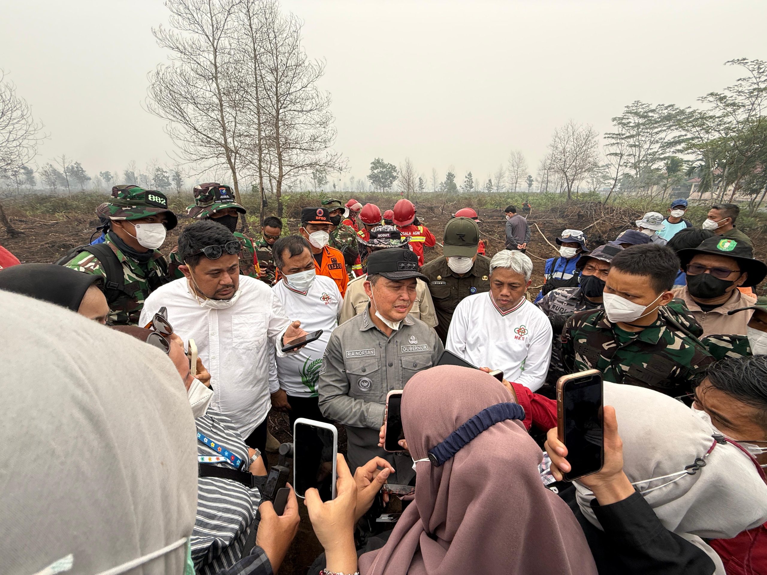 Gubernur Kalimantan Barat Ria Norsan saat meninjau lokasi kebakaran lahan di Desa Limbung, Kecamatan Rasau Jaya, Kabupaten Kubu Raya, Kamis (3/9/2026). Dalam kunjungan tersebut, Norsan membahas langkah pencegahan karhutla, termasuk rencana membuka akses alat berat bagi petani untuk mengolah lahan tanpa membakar. Foto: Istimewa