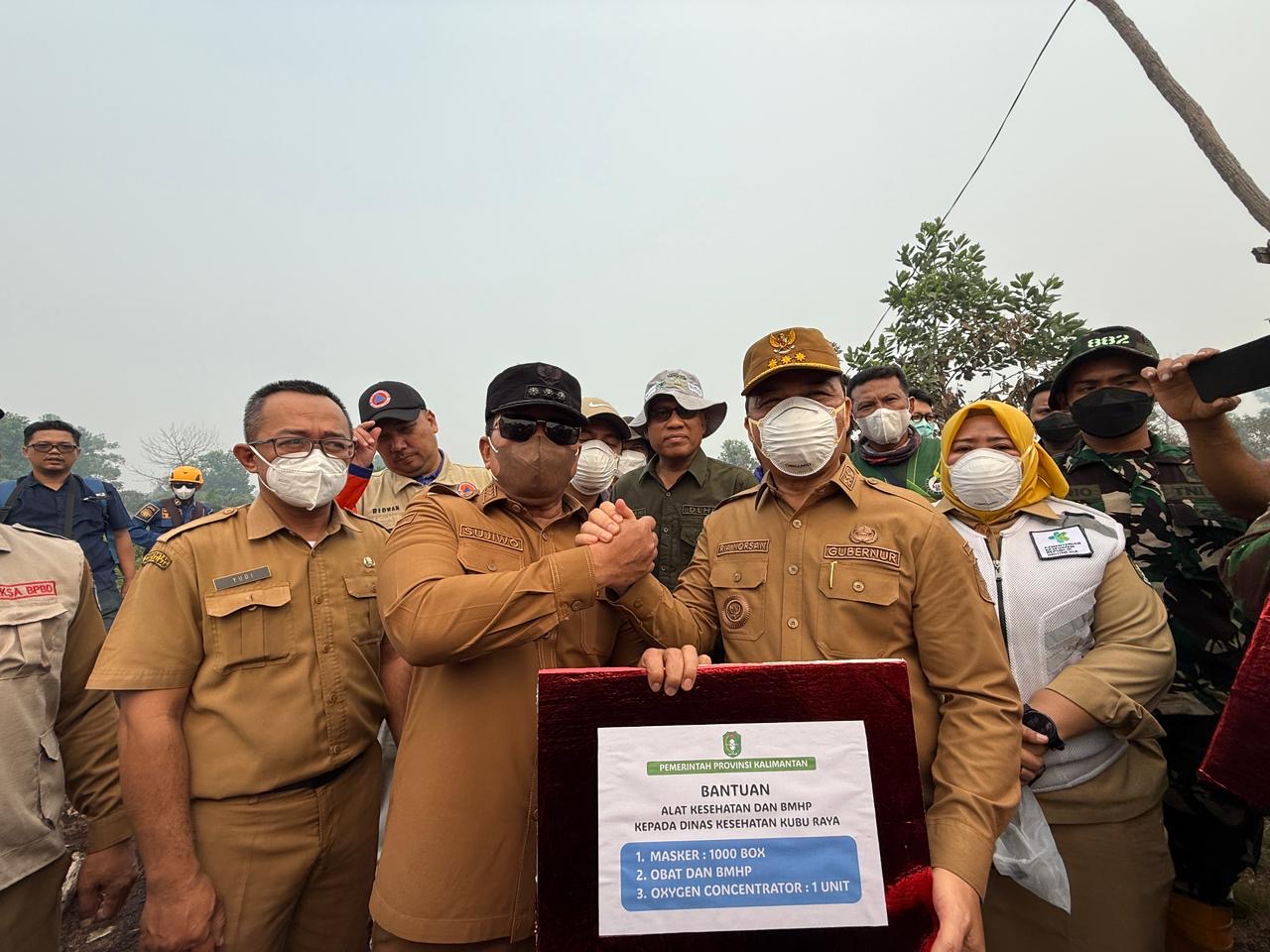 Gubernur Kalimantan Barat, Ria Norsan secara simbolis menyerahkan bantuan masker untuk petugas pemadam karhutla, Selasa (1/9/2026). Jumlah masker yang diberikan mencapai 8.000 masker. Foto: Istimewa