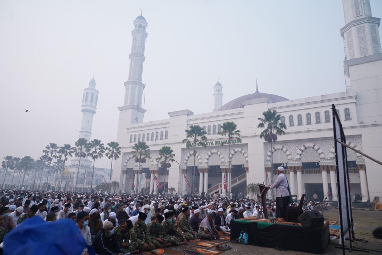 Ribuan umat Islam melaksanakan salat istisqa di Masjid Raya Mujahidin Pontianak untuk memohon hujan di tengah kemarau panjang dan kabut asap, Sabtu (29/8/2026). Foto: Istimewa
