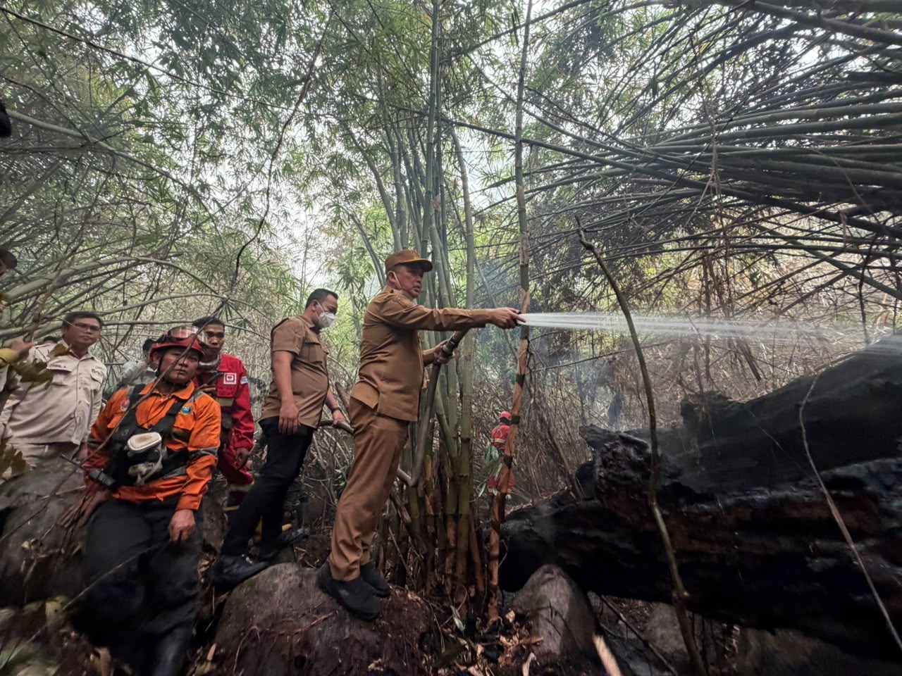 Gubernur Kalbar, Ria Norsan memimpin pemadaman karhutla di kawasan Bukit Peramas, Kayong Utara, Senin (21/9/2026). Foto: Istimewa