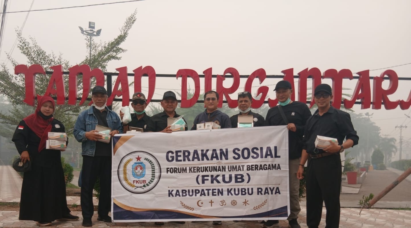 Pengurus FKUB Kubu Raya foto bersama di sela kegiatan pembagian masker gratis untuk masyarakat di sekitar Taman Dirgantara Tugu Pesawat Supadio. Foto: Istimewa