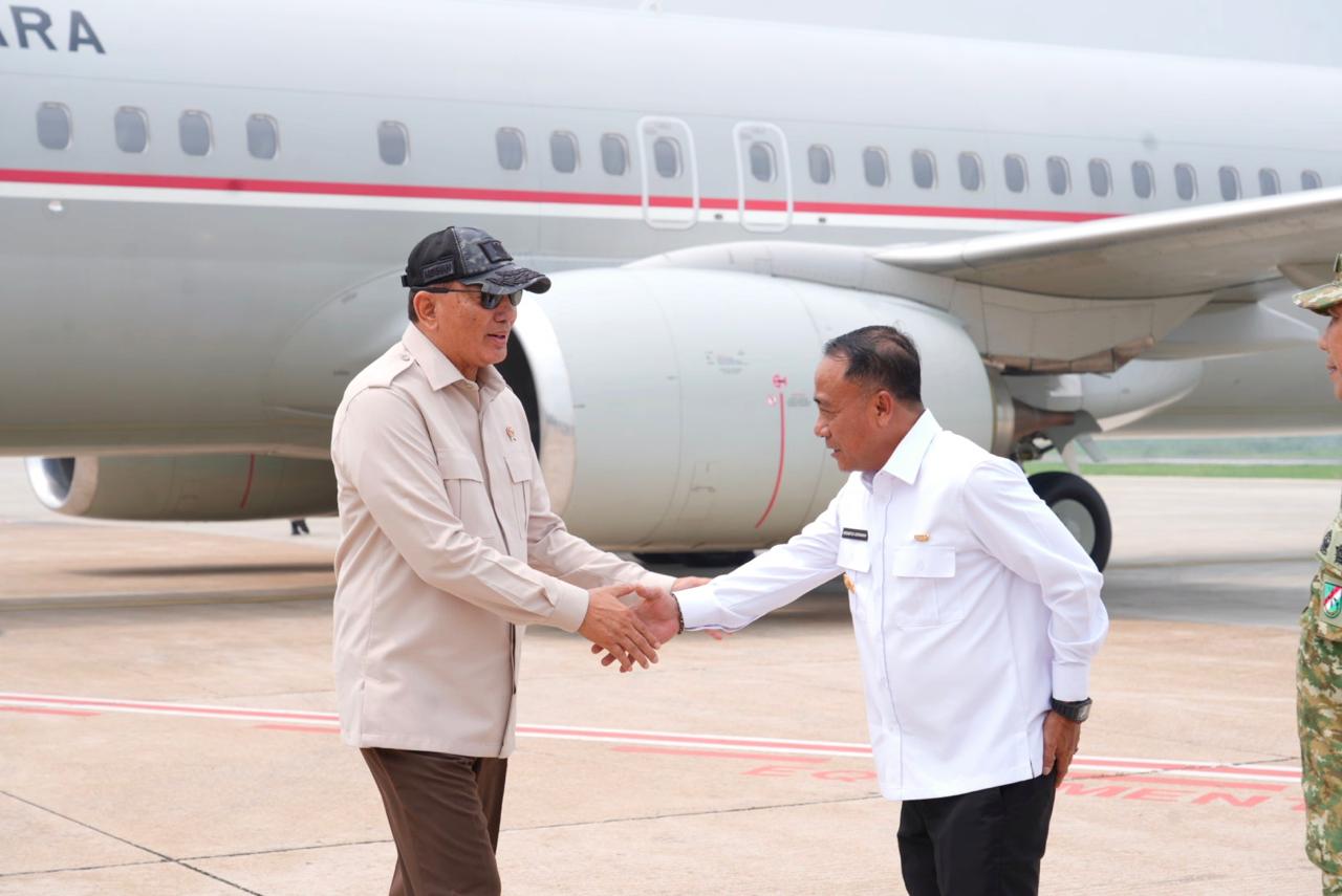 Menteri Pertahanan RI Sjafrie Sjamsoeddin bersalaman dengan Wakil Gubernur Kalimantan Barat Krisantus Kurniawan saat tiba di Bandara Supadio, Kabupaten Kubu Raya, Rabu (30/9/2026). Foto: Istimewa