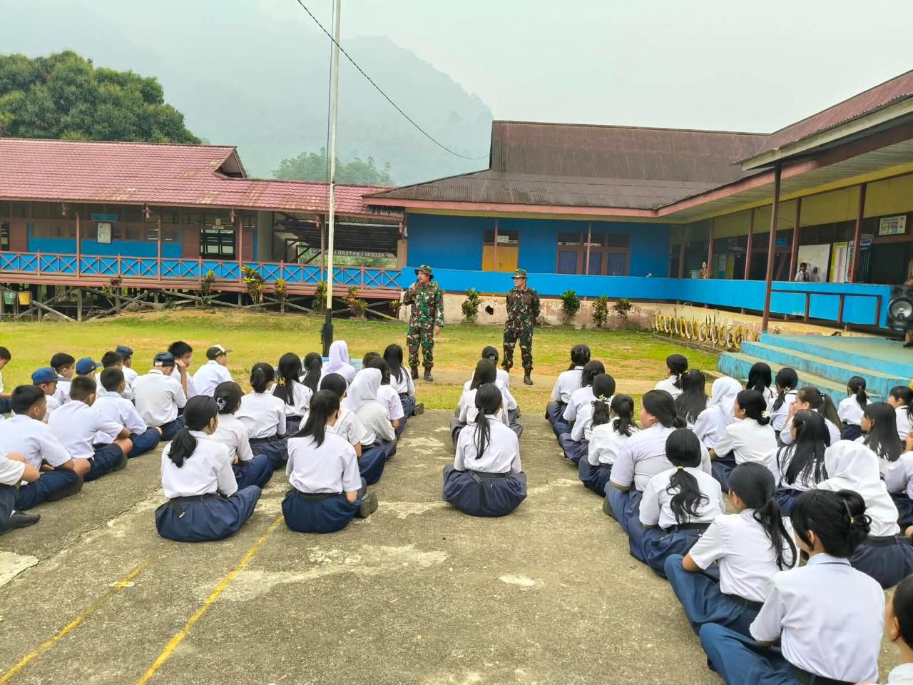 Tim Penyuluh Karhutla Mabes TNI memberikan edukasi kepada para pelajar SMPN 1 Batang Lupar, Kabupaten Kapuas Hulu, terkait bahaya dan pencegahan kebakaran hutan dan lahan, Selasa (15/9/2026). Foto: Istimewa