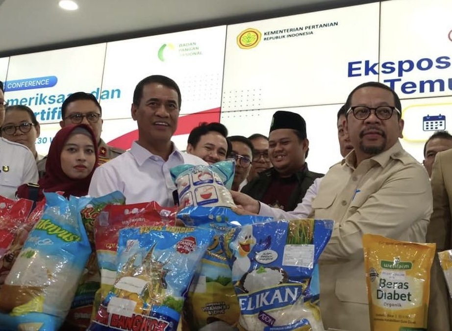 Menteri Pertanian (Mentan) Andi Amran Sulaiman menunjukan beras yang diduga tidak memenuhi standar fortifikasi dan dijual dengan harga tidak wajar. Foto: Istimewa