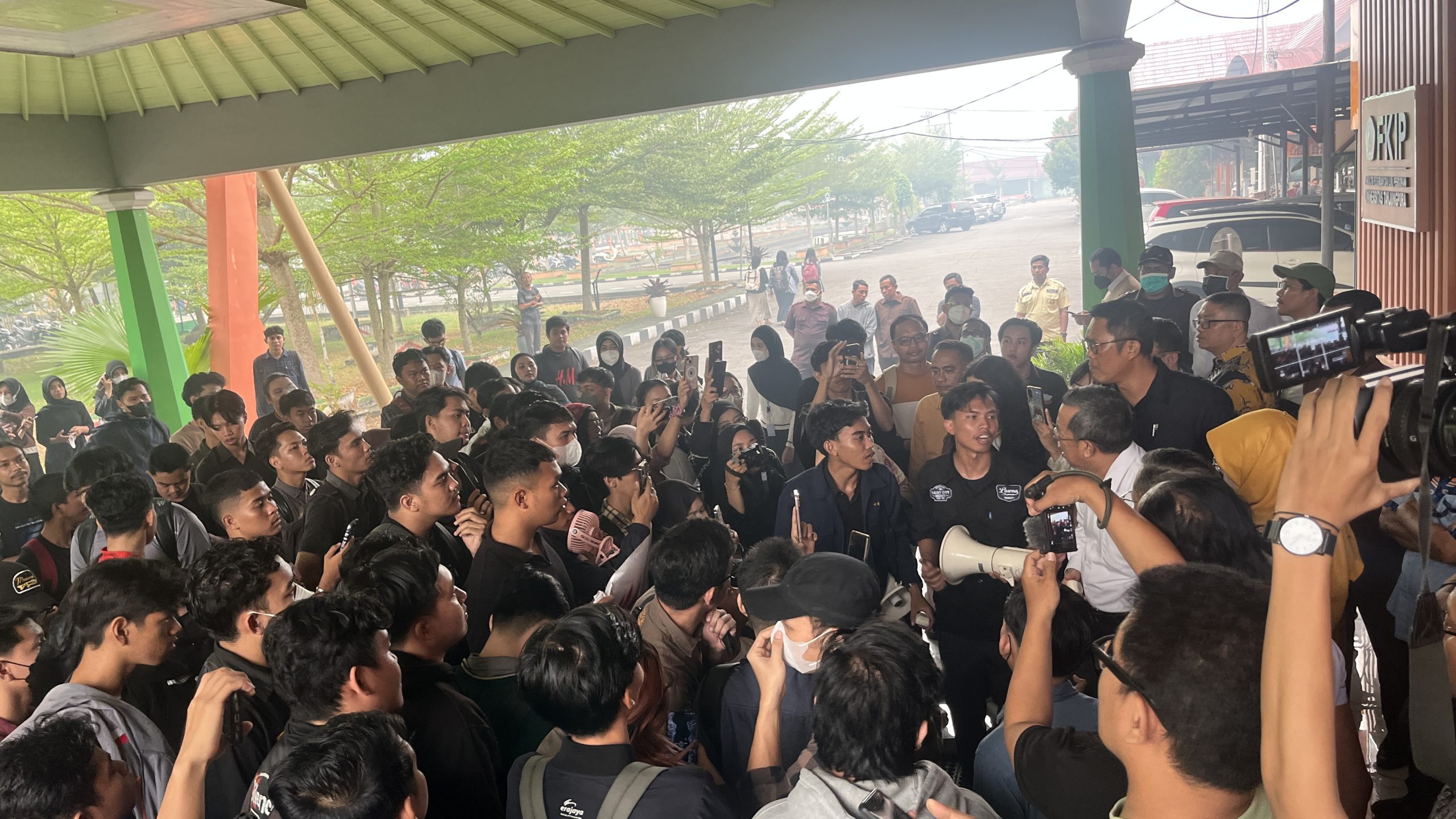 Dekan FKIP Untan periode 2022–2026, Ahmad Yani menemui mahasiswa yang melakukan aksi damai di depan gedung FKIP Untan, Rabu (16/9/2026). Foto: Man Keling