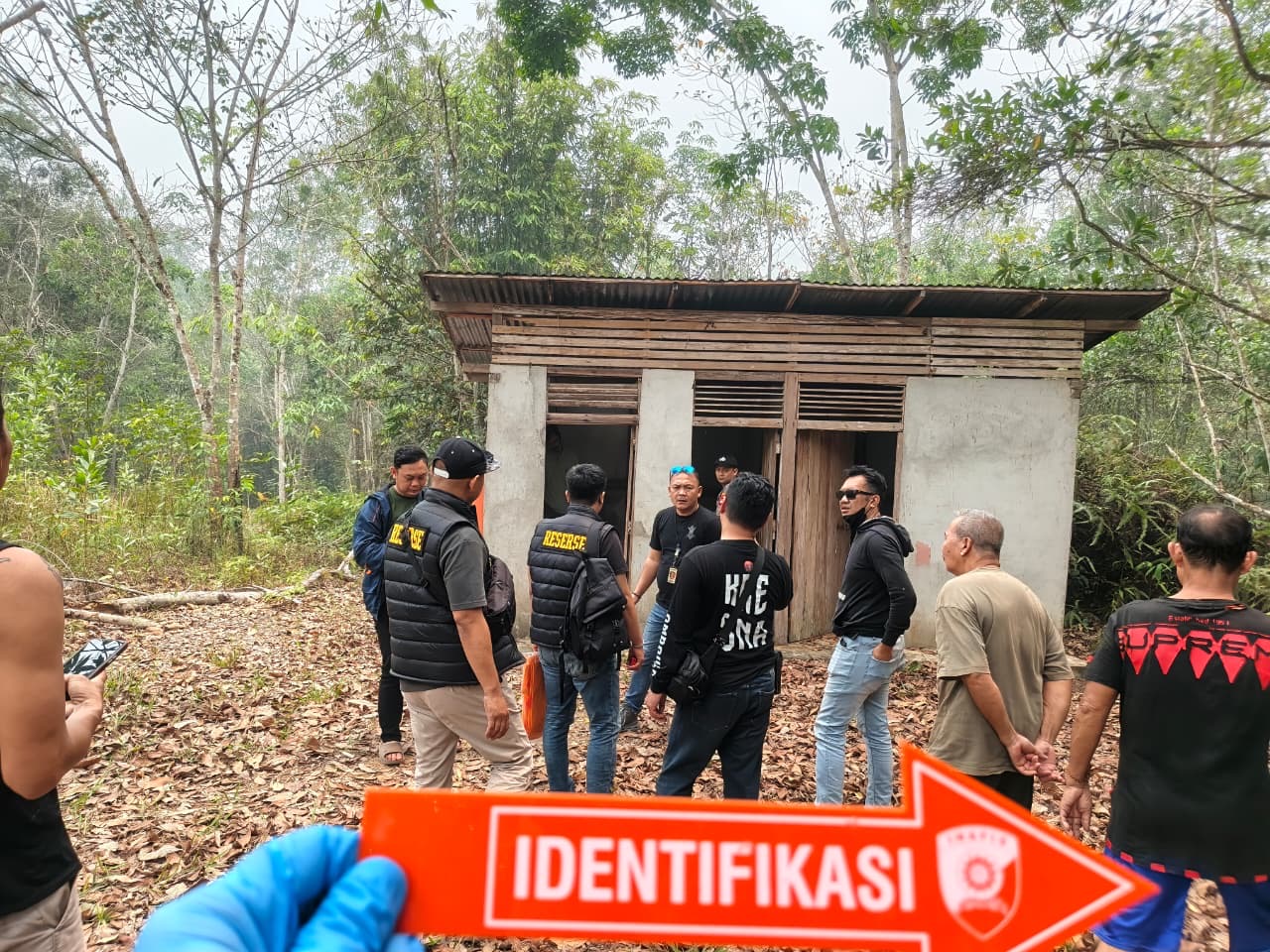Tim Inafis Polres Kubu Raya bersama Unit Reskrim Polsek Sungai Ambawang melakukan olah TKP di lokasi ditemukan AU, (27) yang meninggal dunia di kawasan Rumah Pelangi, Kubu Raya, Sabtu (19/9/2026). Foto: Istimewa