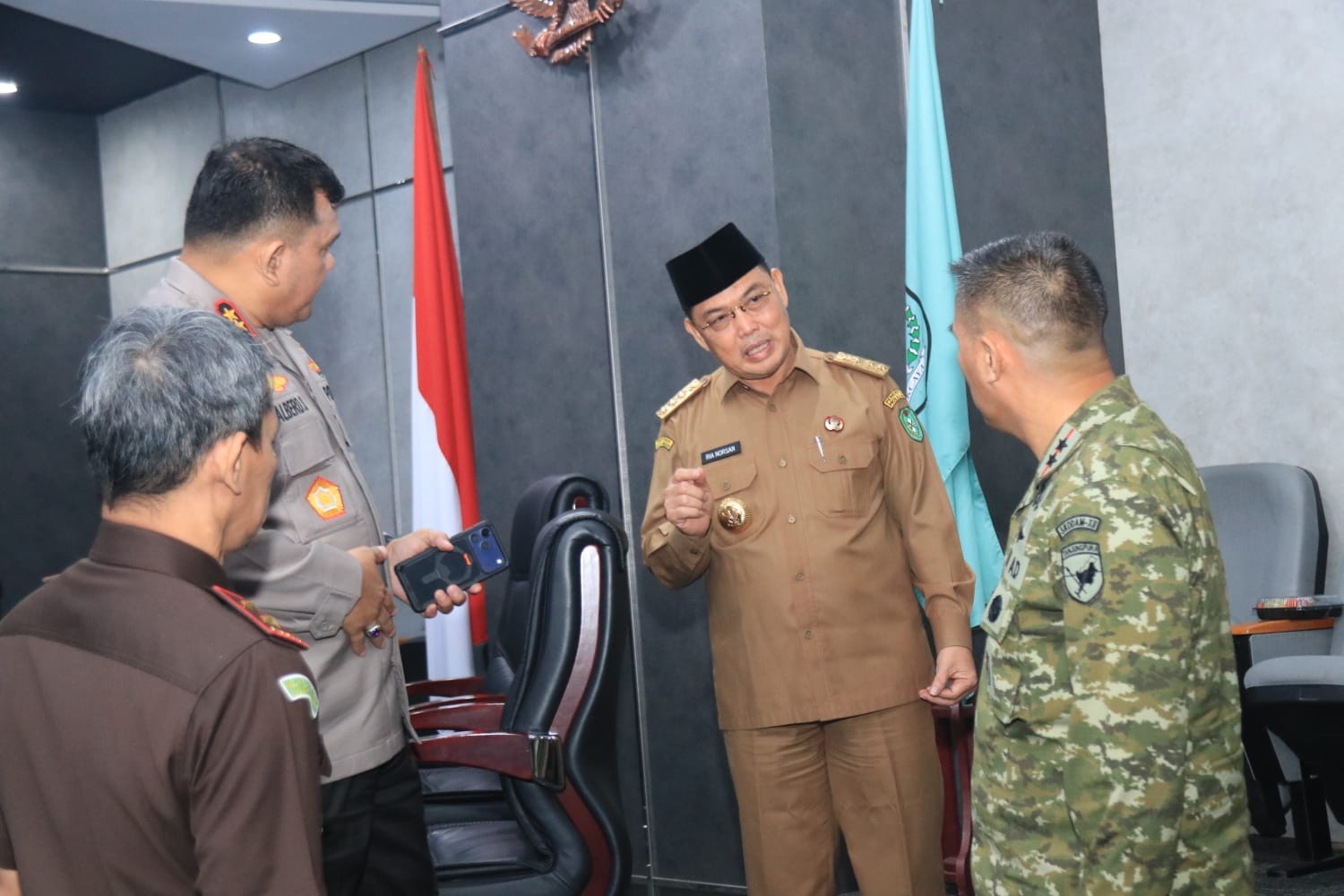Gubernur Kalbar, Ria Norsan berbincang dengan pimpinan forkopimda terkait penanganan karhutla di Kalbar. Foto: Istimewa