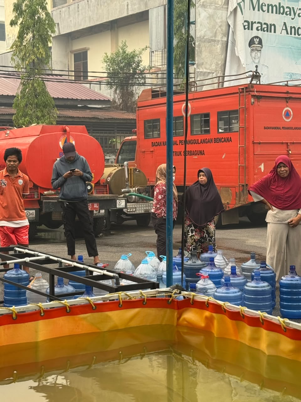 Warga mengantre untuk mendapatkan bantuan air bersih yang disalurkan Samsat Pontianak melalui program Samsat Peduli. Foto: Istimewa