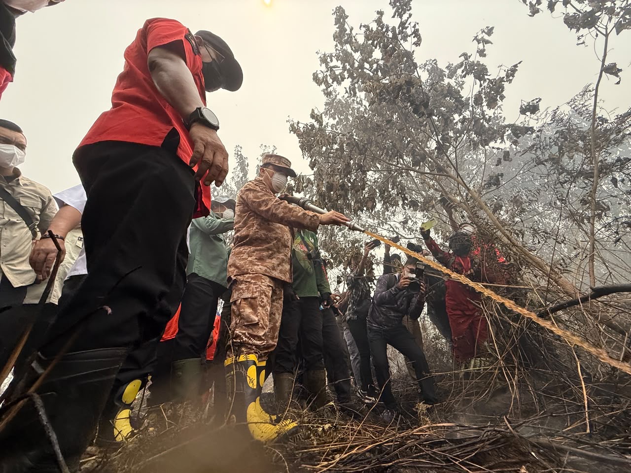Gubernur Kalbar, Ria Norsan memantau titik api karhutla di Kubu Raya. pemerintah mengalokasikan anggaran Rp60 miliar untuk memperkuat penanganan karhutla di Kalbar. Foto: Istimewa