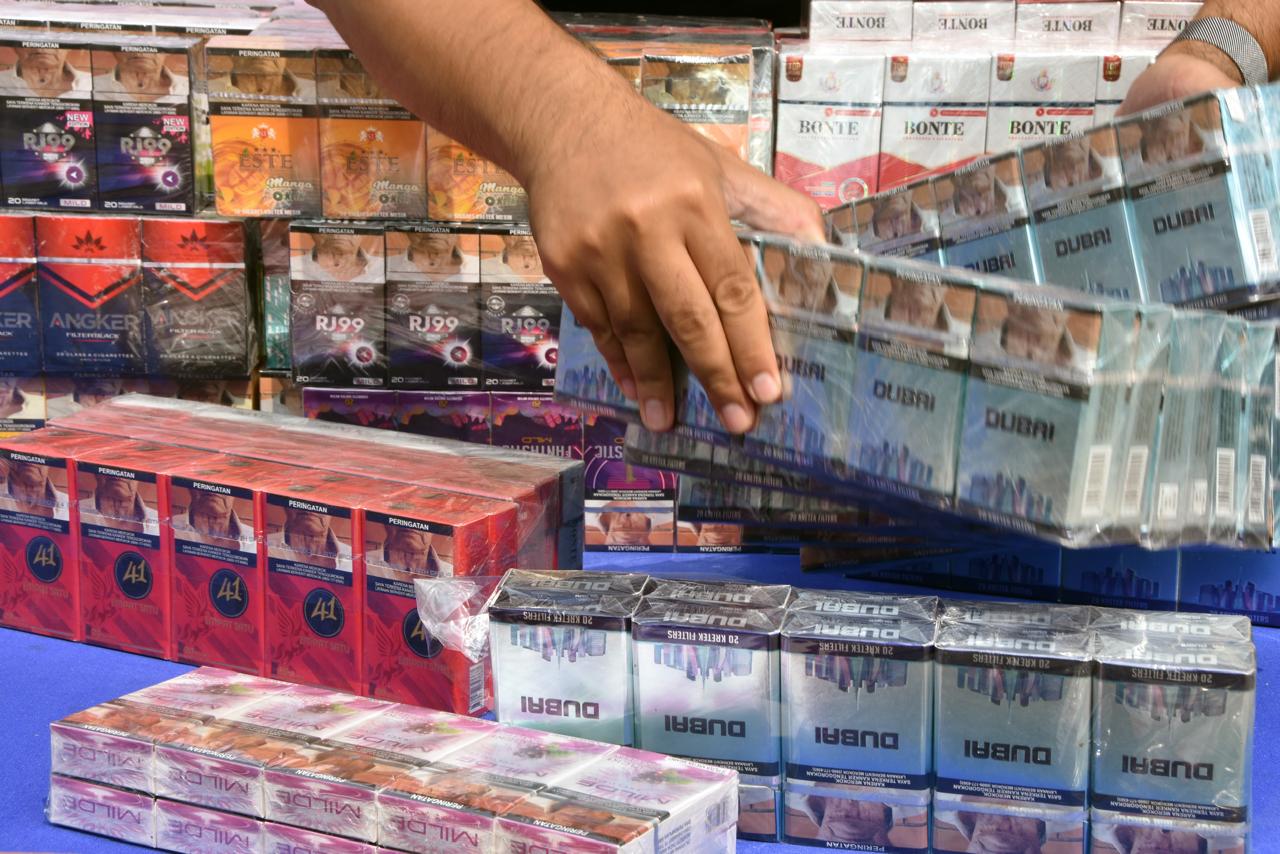 Petugas Bea Cukai Bogor menata rokok ilegal sebelum dimusnahkan di halaman depan Kantor Bea Cukai Bogor, Jawa Barat, Rabu (12/8/2026). ANTARA