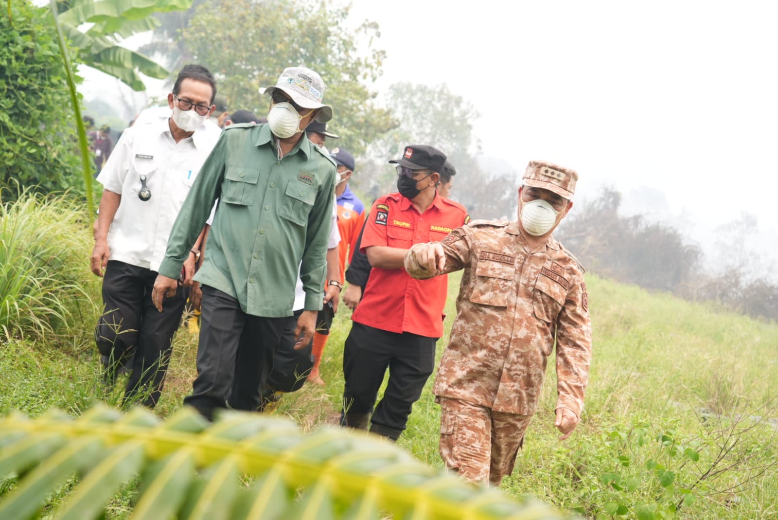 Gubernur Kalbar, Ria Norsan meninjau kebakaran lahan di Sekunder C, Rasau Jaya, Kabupaten Kubu Raya, Rabu (2/9/2026). Foto: Istimewa