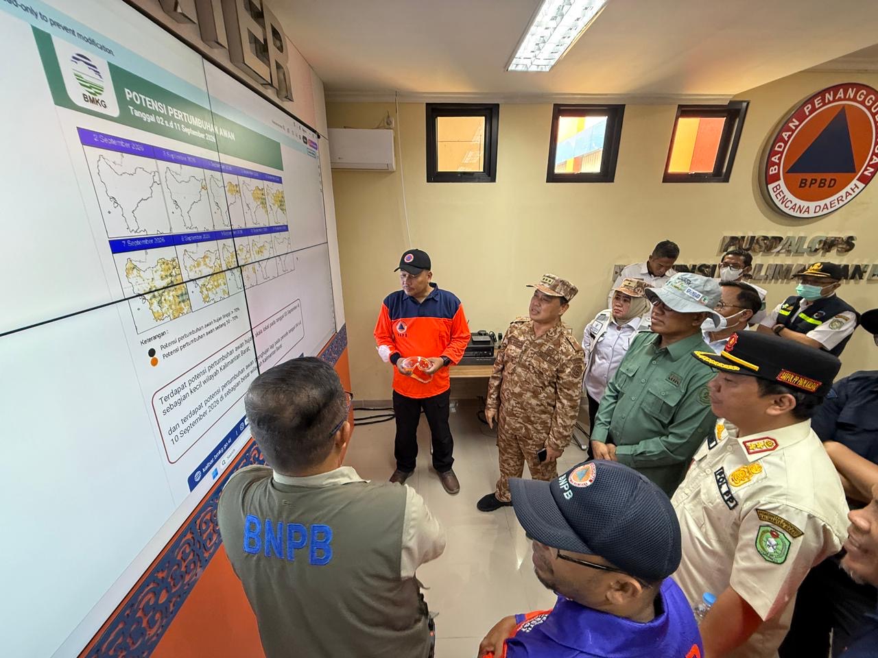 Gubernur Kalbar, Ria Norsan memantau potensi pertumbuhan awan di Pusdalops BPBD Kalbar, beberapa waktu lalu. Foto: Istimewa