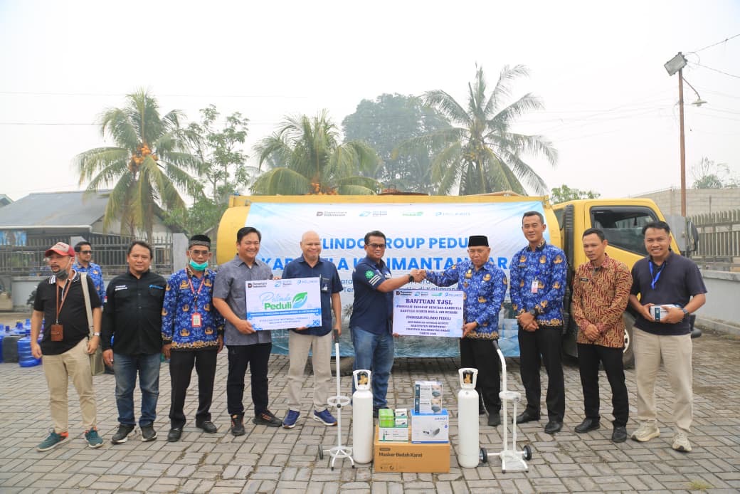 General Manager PT Pelindo Regional 2 Pontianak, Yanto bersama pihak terkait secara simbolis saat penyaluran air bersih untuk masyarakat yang terdampak kekeringan akibat kemarau. Foto: Istimewa