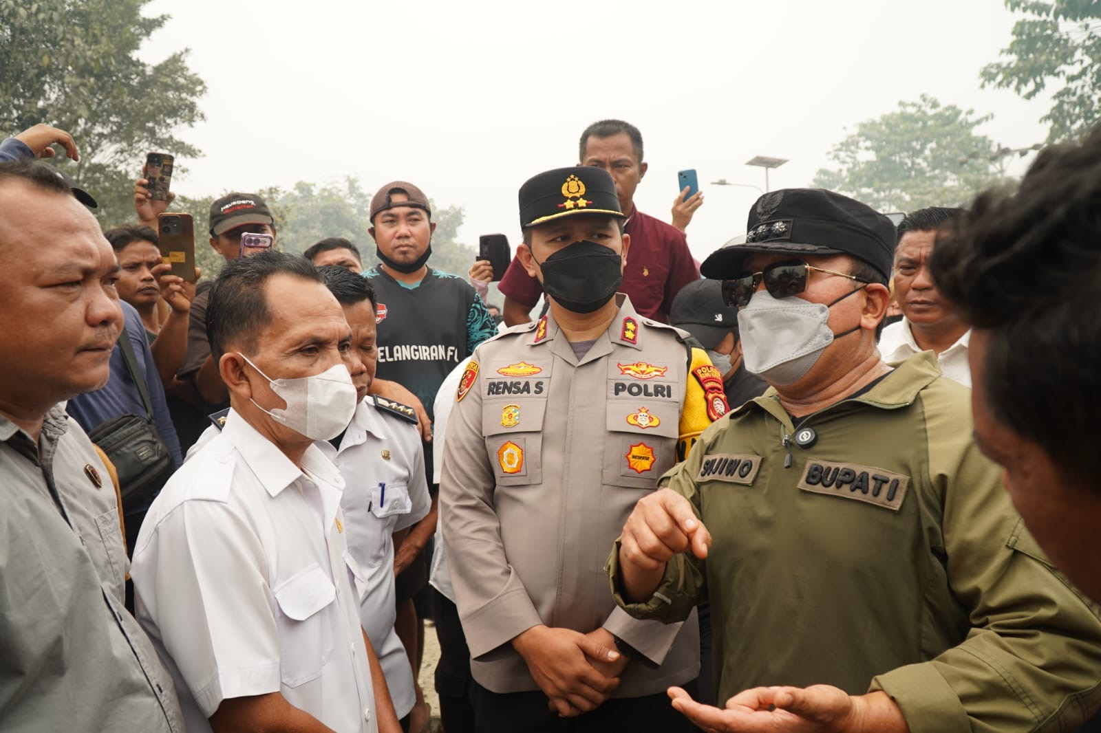 Bupati Kubu Raya Sujiwo bersama Kapolres Kubu Raya AKBP Rensa S. Aktadivia berdialog dengan warga saat proses mediasi terkait aksi blokade Jalan Trans Kalimantan Kilometer 37,5 di Dusun Tapah, Desa Pancaroba, Kecamatan Sungai Ambawang, Rabu (2/9/2026). Foto: Istimewa