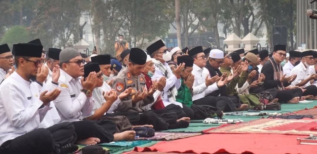 Bupati Kubu Raya Sujiwo bersama jajaran pemerintah daerah, Forkopimda dan masyarakat mengikuti doa dalam pelaksanaan shalat Istisqa di tengah ancaman karhutla dan kemarau panjang, di halaman Kantor Bupati Kubu Raya, Rabu (9/9/2026). Foto: Istimewa