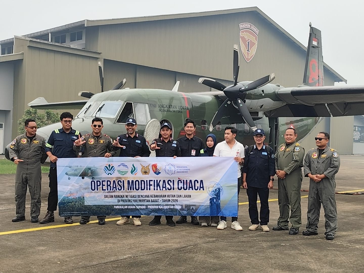 Tim gabungan melaksanakan Operasi Modifikasi Cuaca (OMC) untuk mendukung penanggulangan karhutla di Kalbar. Operasi ini melibatkan berbagai unsur, dengan dukungan pesawat untuk penyemaian awan dari Pangkalan Udara Supadio, Kalimantan Barat. Foto: Istimewa