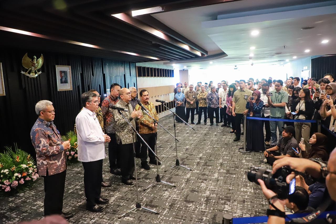 Tiga menteri terkait memberikan keterangan kepada wartawan usai penandatanganan kerja sama integrasi layanan Tenaga Kerja Asing (TKA) melalui OSS di Jakarta, Rabu (9/9/2026). Foto: Istimewa
