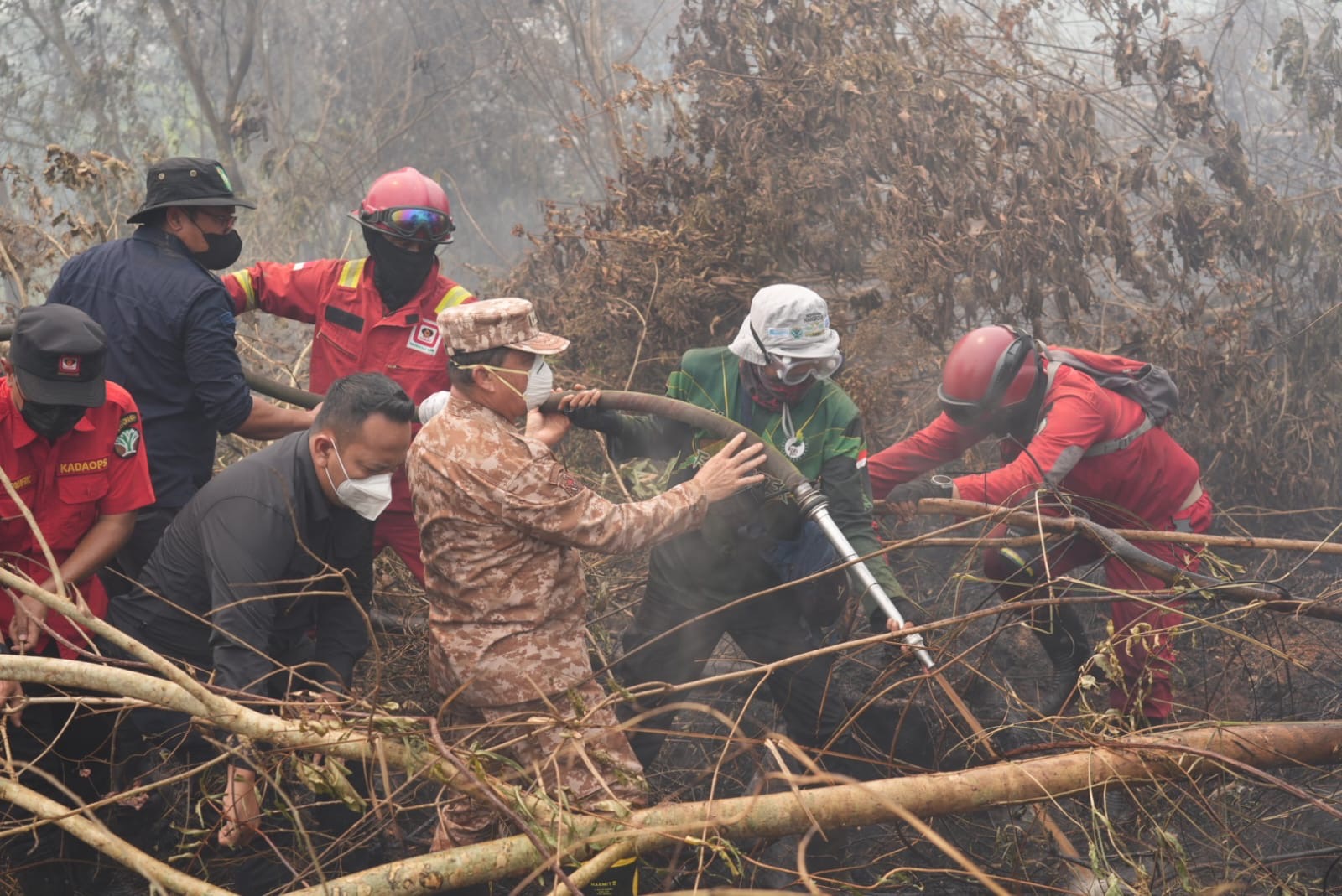 Gubernur Kalimantan Barat, Ria Norsan bersama petugas gabungan pemadam berjibaku memadamkan api di kawasan Sekunder C, Kecamatan Rasau Jaya, Kabupaten Kubu Raya, Rabu (2/9/2026). Foto: Istimewa