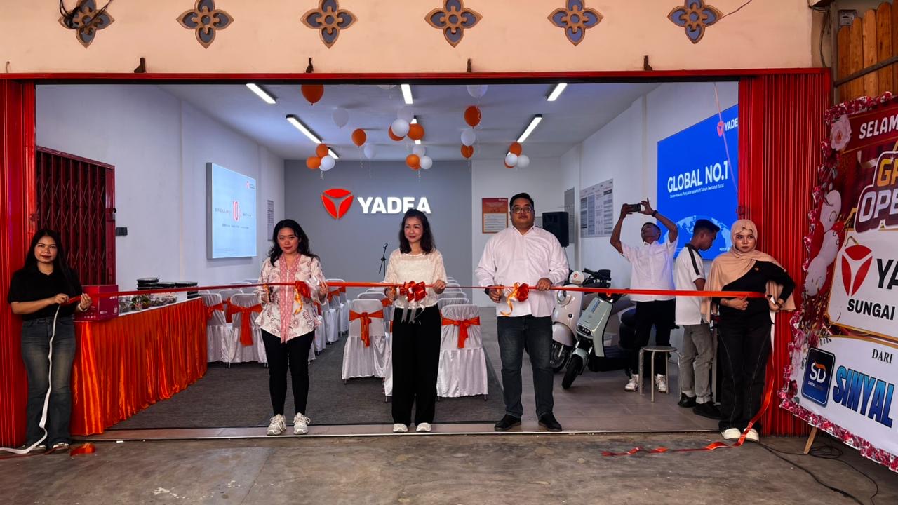 Manager PT Sumber Tenaga Optima, Nico Adidharma (kanan) bersama jajaran memotong pita saat peresmian showroom YADEA Sei Pinyuh 186, Kamis (3/9). Akcaya/mat keling