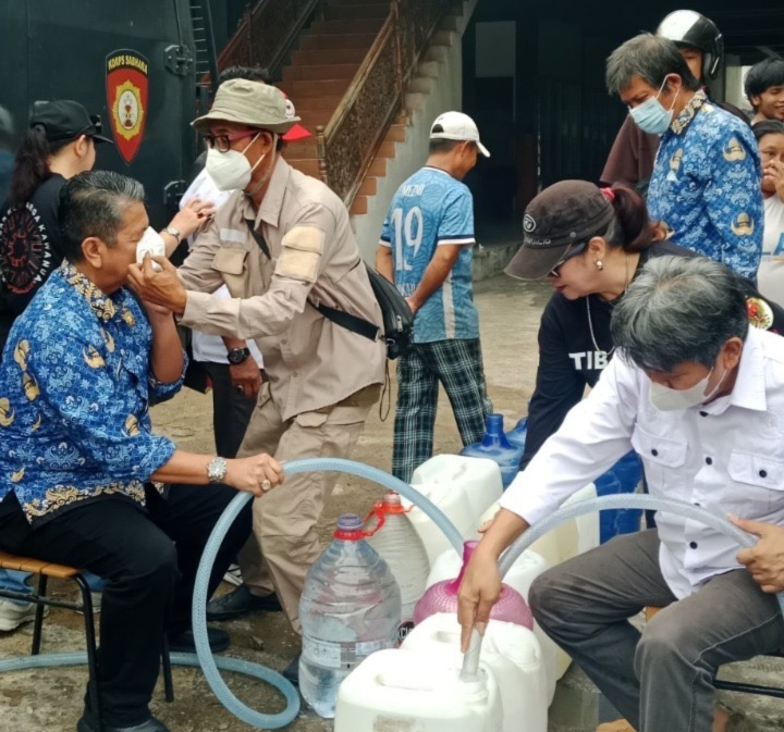 Sejumlah warga mengisi jeriken dengan air siap minum dalam aksi pembagian bantuan air bersih dan masker oleh FPK Kalbar dan FPK Kubu Raya di Rumah Adat Bugis Baruga Ogi, Sungai Raya Dalam, Kubu Raya, Kamis (17/9/2026).