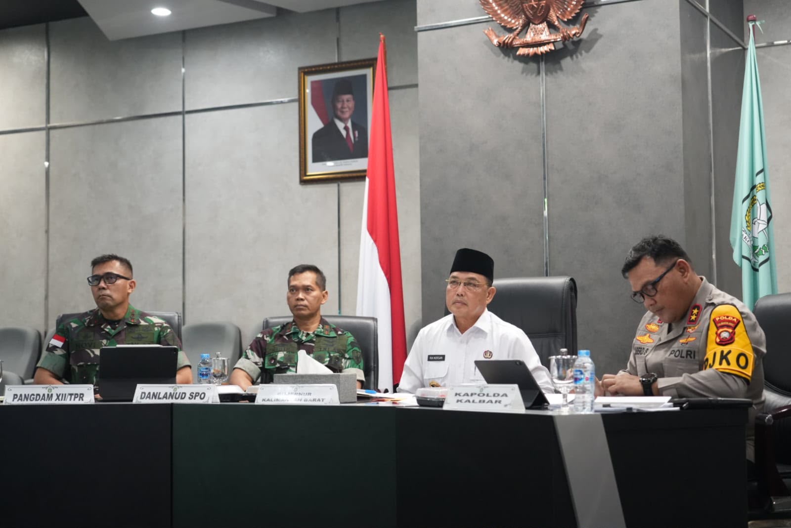 Gubernur Kalbar, Ria Norsan didampingi Pangdam XII/Tanjungpura, Kapolda, dan Danlanud Supadio mengikuti Ratas terkait penanganan karhutla yang dipimpin Presiden Prabowo secara daring, Rabu (16/9/2026). Foto: Istimewa
