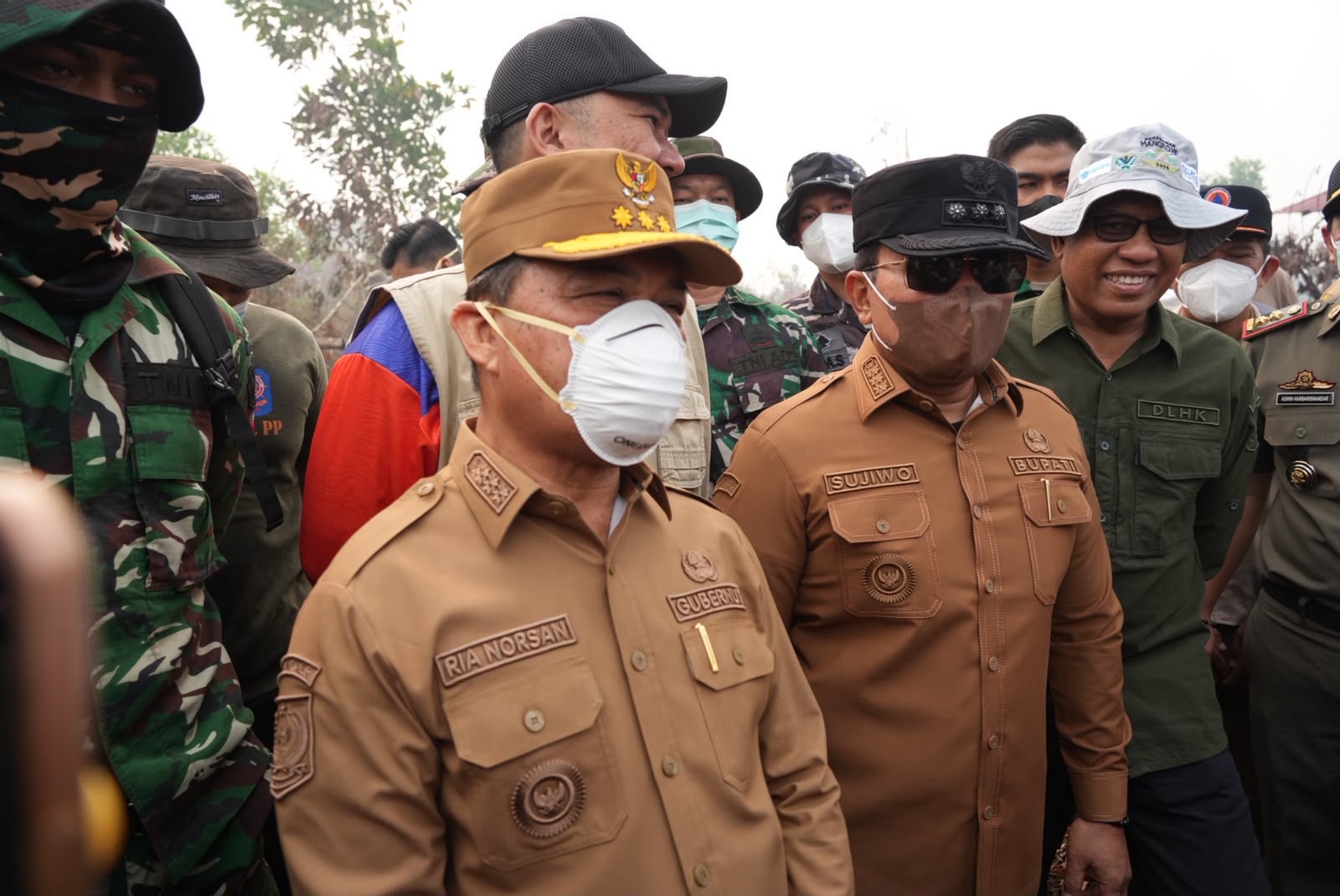Gubernur Kalimantan Barat Ria Norsan didampingi Bupati Kubu Raya, Sujiwo meninjau penanganan kebakaran hutan dan lahan (karhutla). Pemerintah memperkuat upaya pemadaman sekaligus penanganan dampak karhutla terhadap masyarakat dan lingkungan. Foto: Istimewa