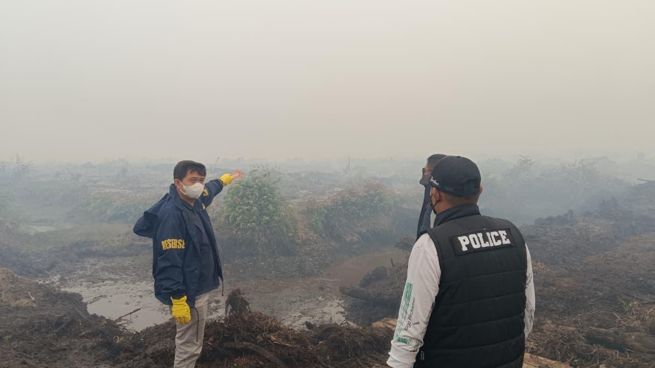 Petugas Satgas Gakkum Polres Kubu Raya mengecek lokasi kebakaran lahan HGU PT Pinang Witmas Abadi di Desa Pasak Tiang, Kecamatan Sungai Ambawang, Selasa (8/9/2026). Foto; Istimewa