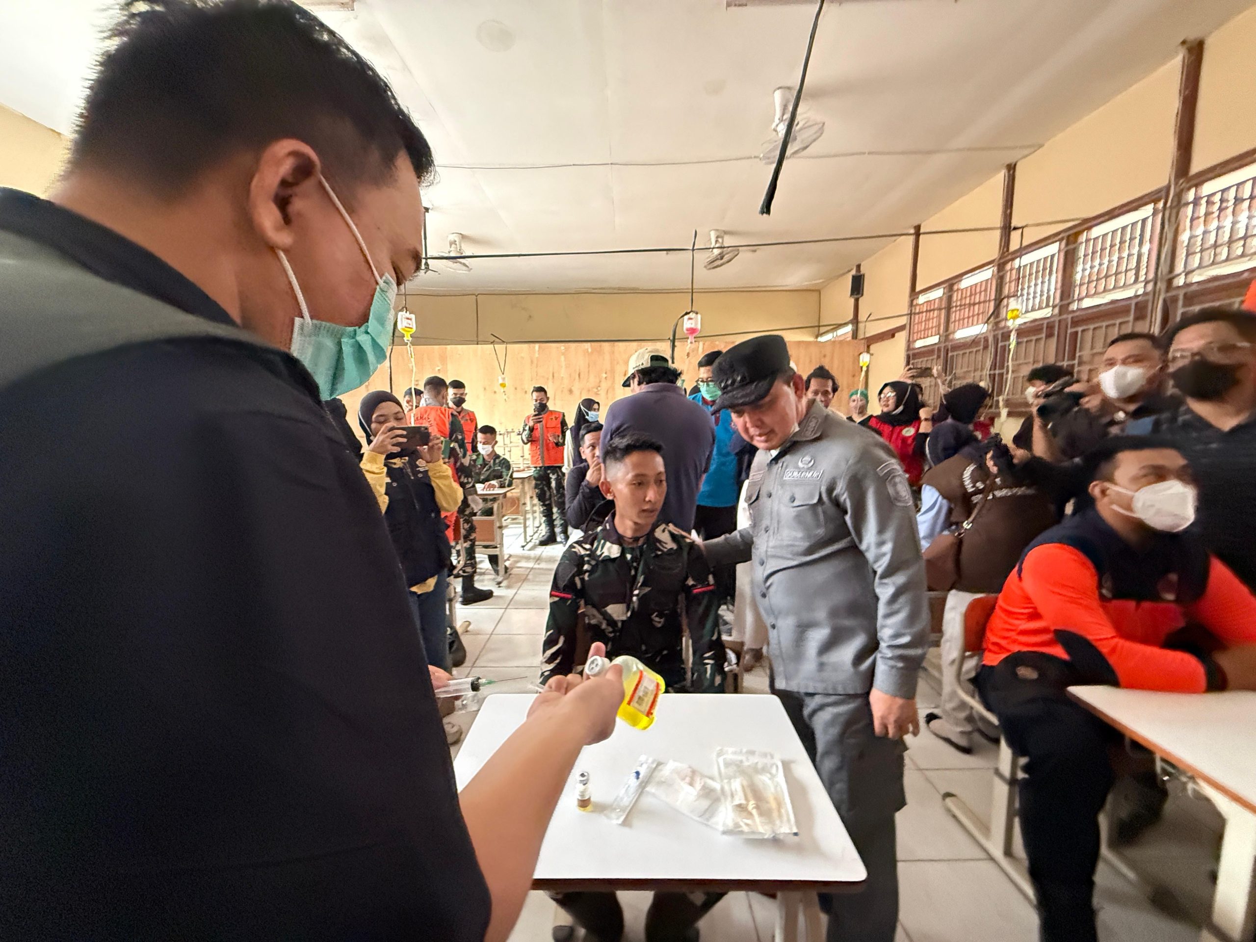 Gubernur Kalimantan Barat Ria Norsan berbincang dengan anggota TNI yang melakukan pemeriksaan kesehatan saat meninjau karhutla di Desa Limbung, Rasau Jaya, Kubu Raya, Kamis (3/9/2026). Foto: Istimewa