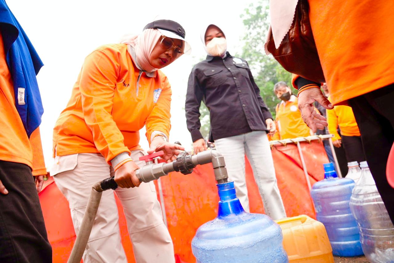 Ketua TP PKK Kalbar, Erlina Ria Norsan membantu menyalurkan air bersih untuk warga Desa Durian, Kecamatan Sungai Ambawang, Kabupaten Kubu Raya, Sabtu (19/9/2026). Foto: Istimewa