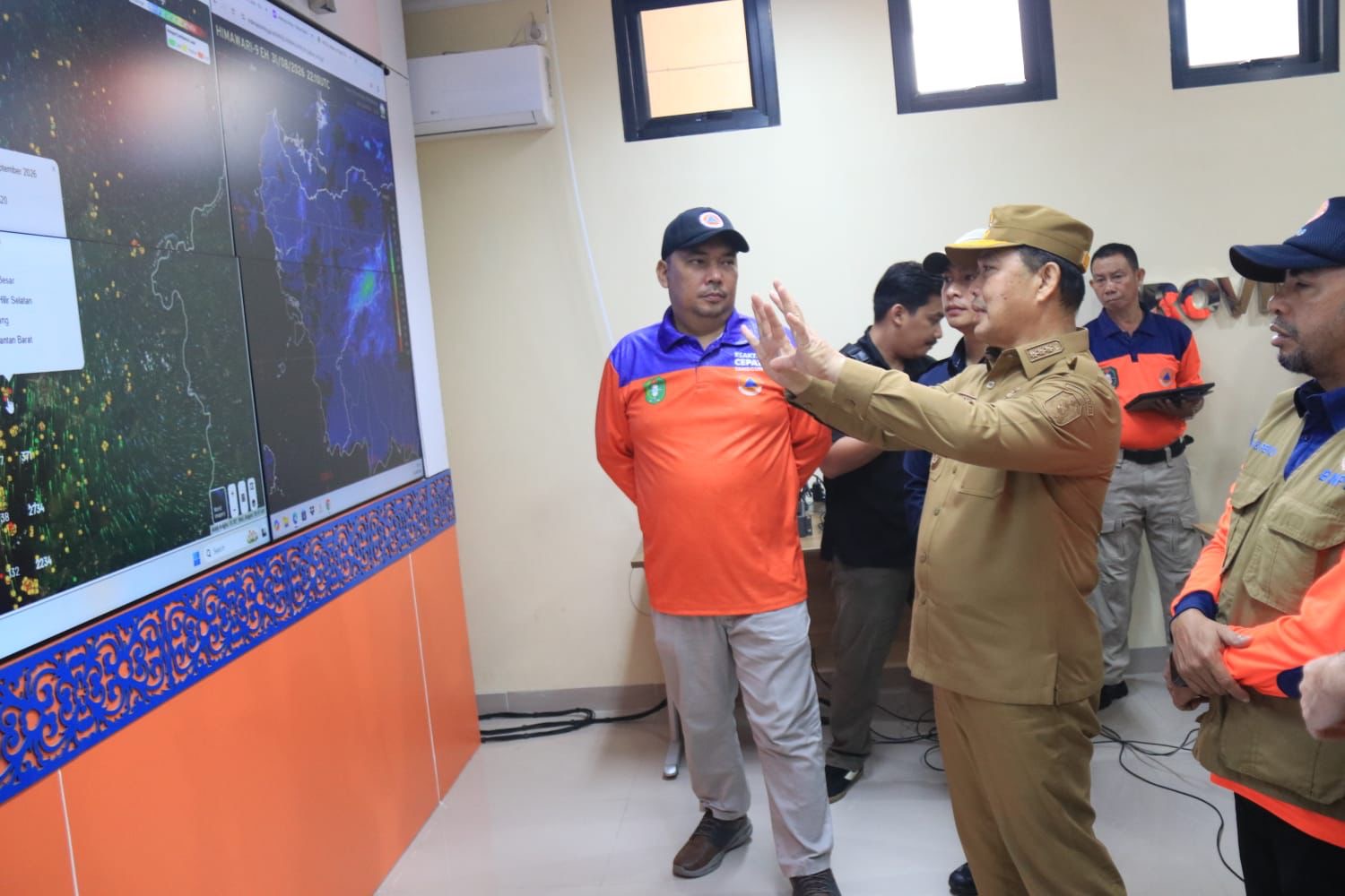 Gubernur Kalimantan Barat, Ria Norsan memantau langsung kondisi karhutla terkini melalui Command Center Pusdalops BPBD Kalbar, Senin (1/9/2026). Foto: Istimewa