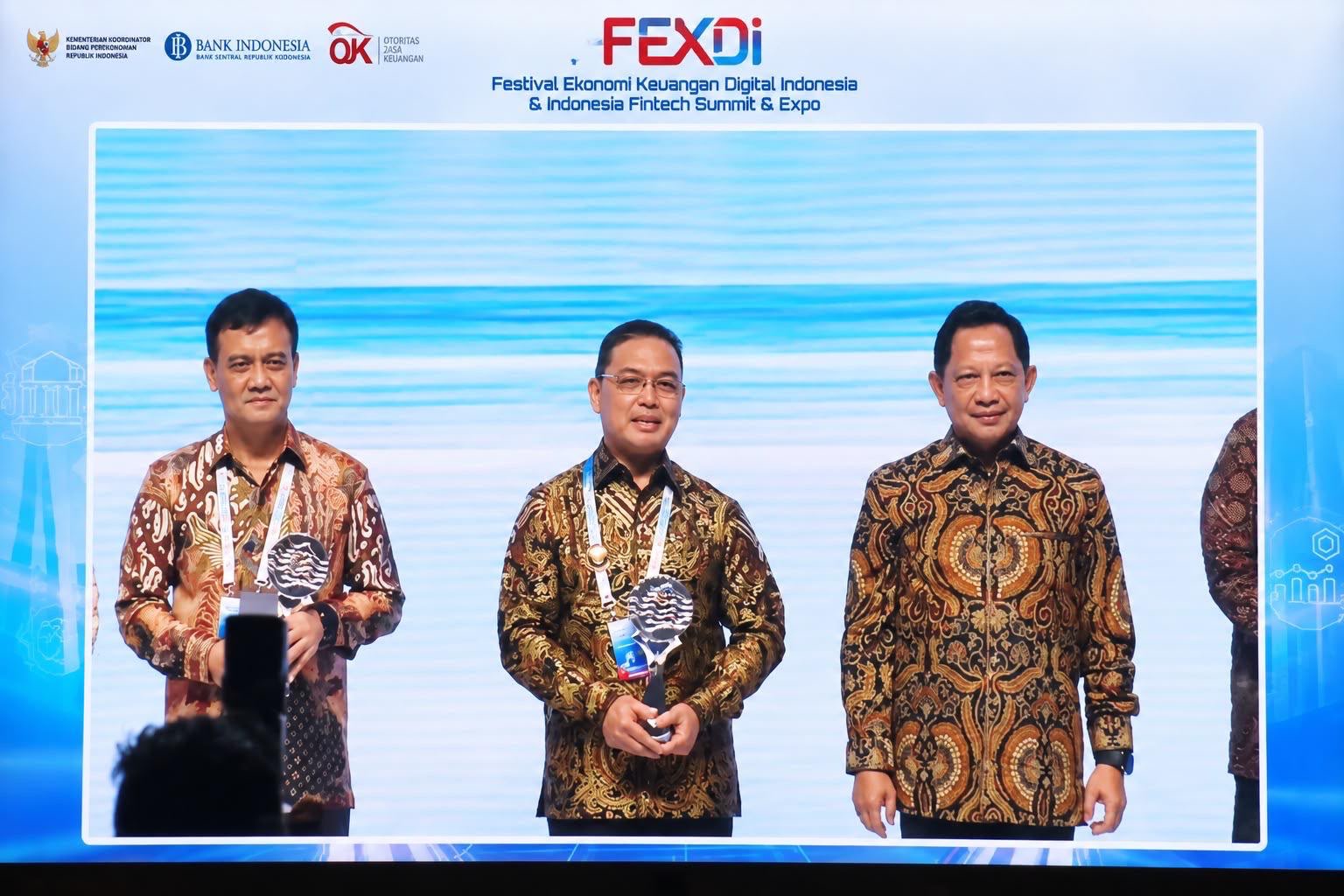 Gubernur Kalbar, Ria Norsan menerima penghargaan TPID Provinsi Berkinerja Terbaik 2026 dalam ajang TPID Awards 2026, Jakarta, Kamis (24/9/2026). Foto: Istimewa