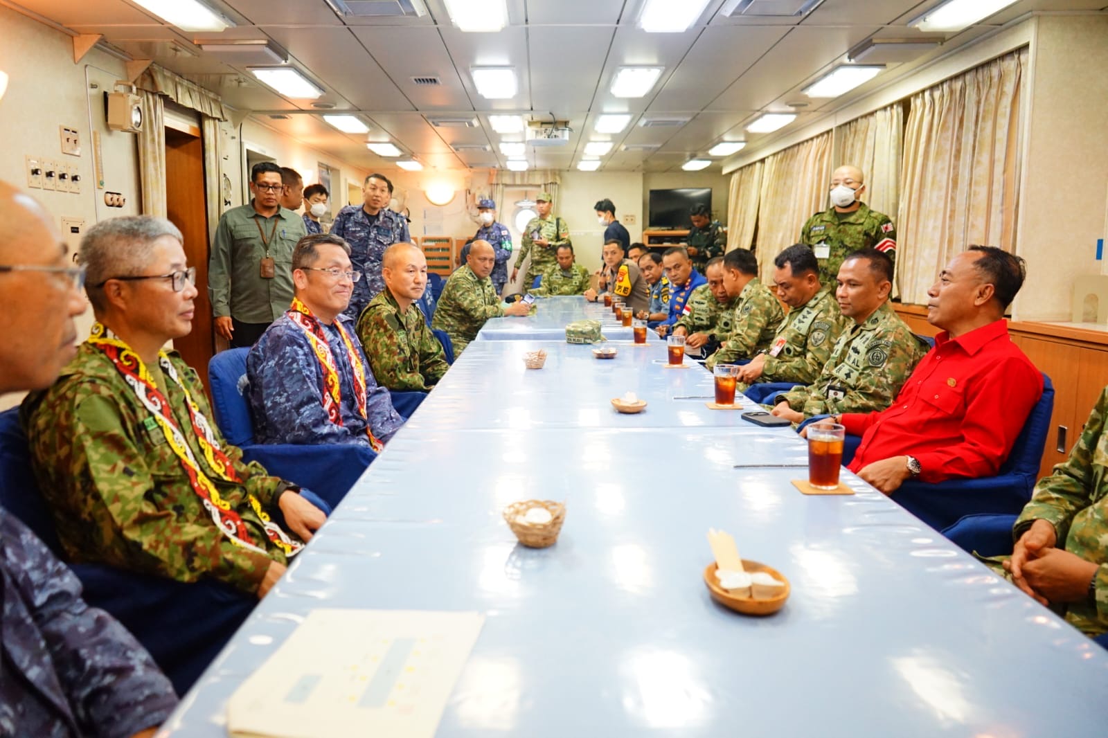 Wagub Kalbar Krisantus Kurniawan berdiskusi bersama personel TNI, Polri, dan tim misi kemanusiaan Jepang di kapal JS Kunisaki. Kapal tersebut membawa personel dan peralatan, termasuk tiga helikopter CH-47 Chinook, untuk mendukung penanganan karhutla di Kalbar. Foto: Istimewa
