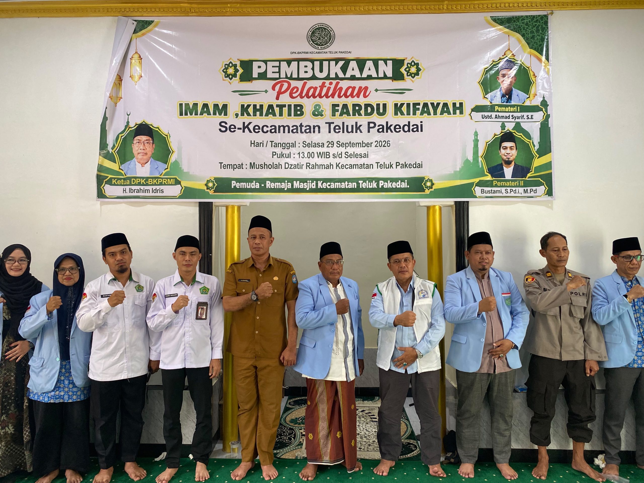 Ketua BKPRMI Kalbar, H Irsan bersama pengurus BKPRMI, unsur pemerintah dan peserta berfoto bersama usai pembukaan Pelatihan Imam, Khatib, dan Fardu Kifayah se-Kecamatan Teluk Pakedai di Musholla Dzikir Rahmah, Selasa (29/9/2026). Foto: Istimewa