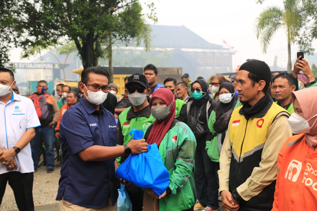 General Manager Pelindo Regional 2 Pontianak, Yanto secara simbolis menyarankan bantuan masker dan paket kebutuhan pokok secara gratis di Taman Alun-Alun Kapuas, Pontianak, Selasa (8/9/2026). Foto: Istimewa