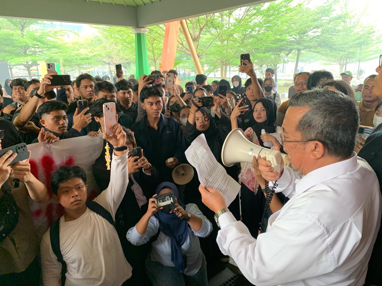 Dekan FKIP Untan periode 2022–2026, Ahmad Yani T menyampaikan bantahan di depan mahasiswa atas tuduhan pelecehan seksual terhadap dirinya, Rabu (16/9/2026). Foto: Man Keling