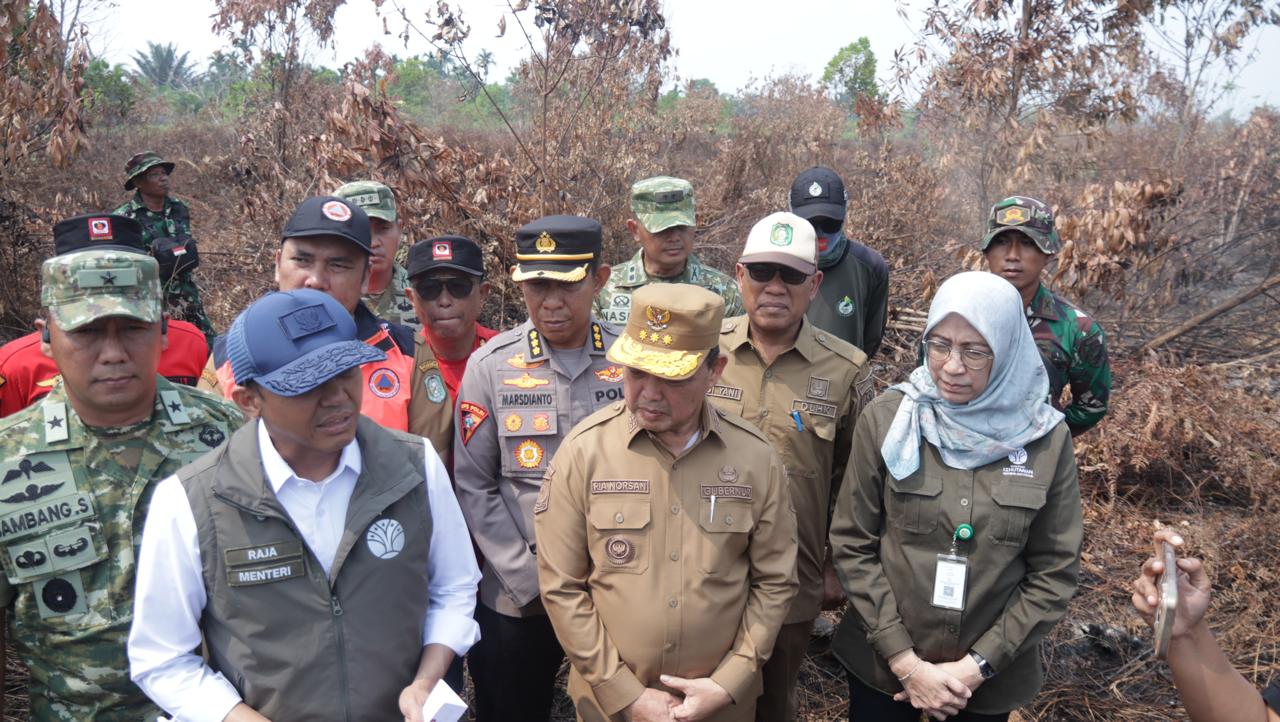 Menteri Kehutanan Raja Juli Antoni saat meninjau karhutla di Kalbar. Foto: Istimewa