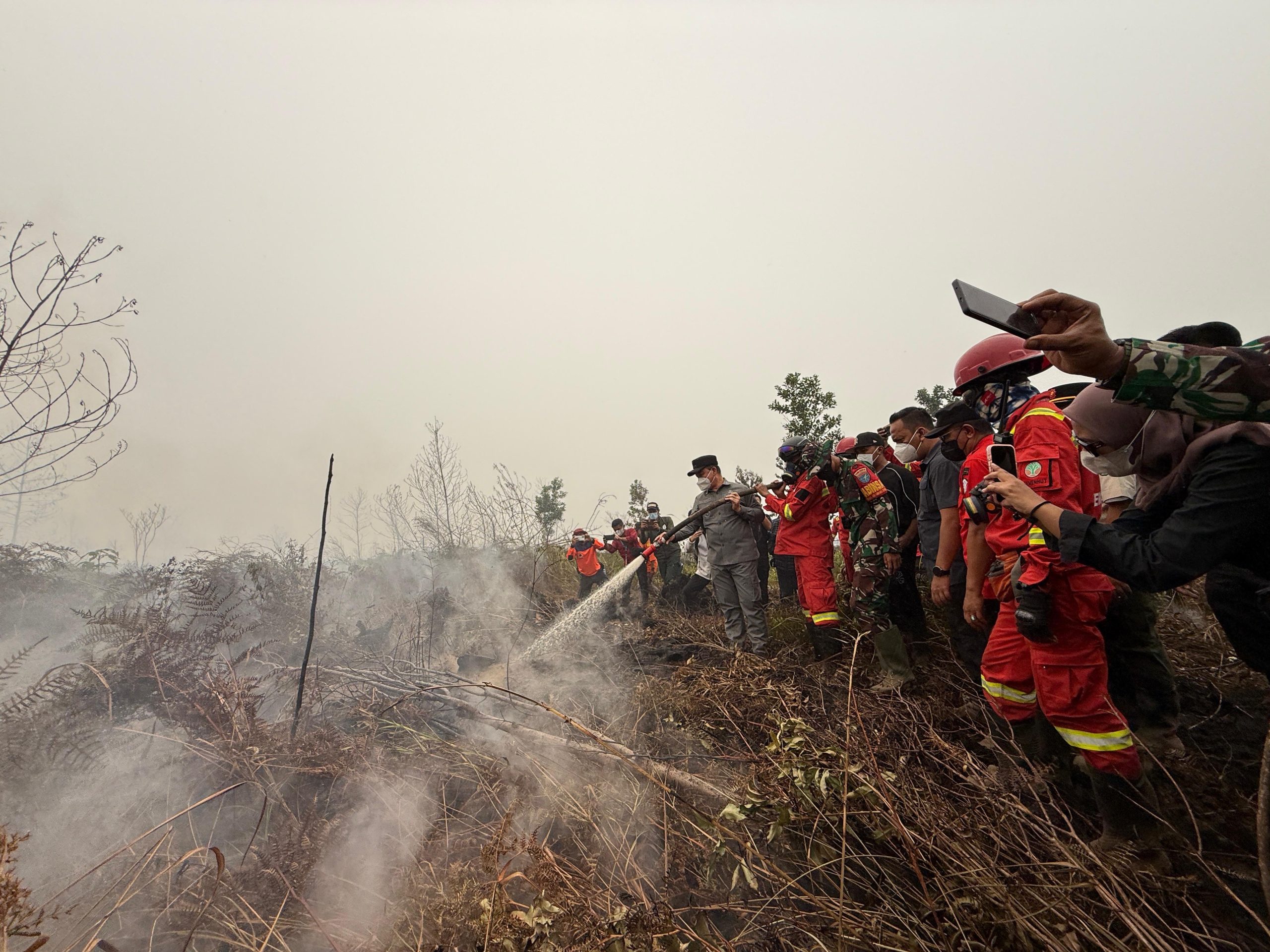 Gubernur Kalbar, Ria Norsan ikut memadamkan api karhutla saat meninjau karhutla di Desa Limbung, Rasau Jaya, Kubu Raya, Kamis (3/9/2026). Pemprov Kalbar akan mengerahkan helikopter water booming untuk mengatasi karhutla di Ketapang. Foto: Istimewa